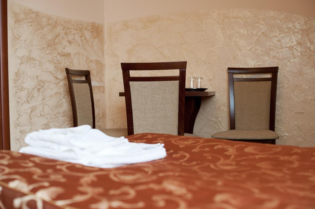 Hotel & Restauracja Okraglak Chęciny Exteriör bild